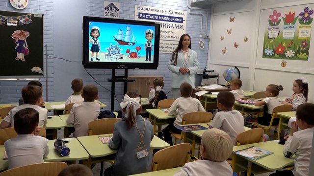 Rugsėjo 1-osios varpelį keitė oro pavojaus sirenos: tėvai džiaugiasi požeminių mokyklų galimybe