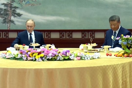 Neoficialūs pokalbiai Xi Jinpingo rezidencijoje: kartu su V. Putinu mėgavosi arbata ir saldėsiais