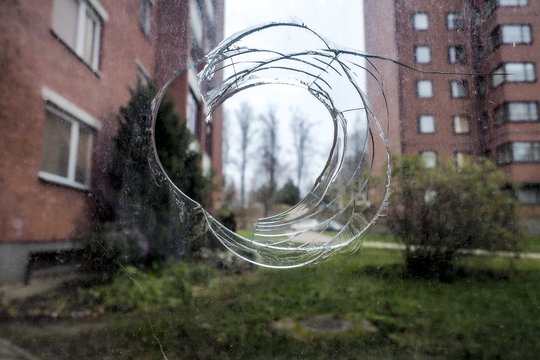 Girta moteris Šiauliuose išdaužė vyro namų langus