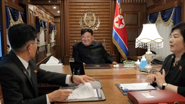 Kim Jong Uno šarvuotas traukinys pastebėtas Kinijoje: akies krašteliu žvilgtelėkite, kaip jis atrodo