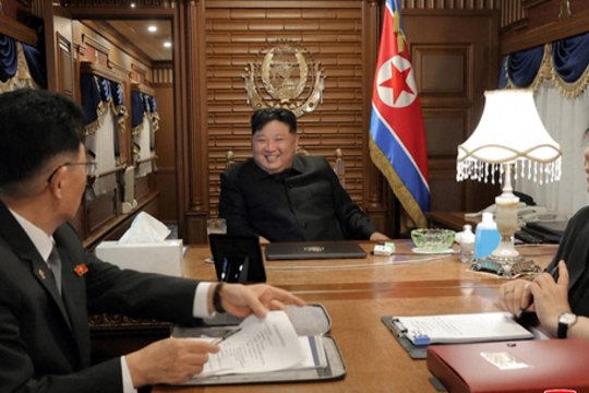 Kim Jong Uno šarvuotas traukinys pastebėtas Kinijoje: akies krašteliu žvilgtelėkite, kaip jis atrodo