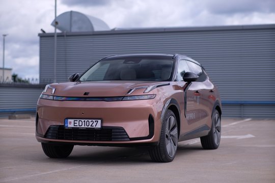 2025 m. „Lynk & Co 08“ hibrido testas: kodėl neramu dėl automobilių iš Europos 