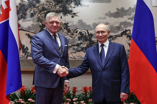 Slovakijos premjeras R. Fico Pekine susitiko su V. Putinu ir aptarė Ukrainą