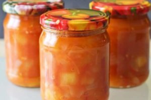 Nuostabi daržovių mišrainė žiemai: vienas netikėtas ingredientas pakeičia visą skonį