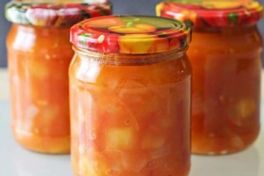 Nuostabi daržovių mišrainė žiemai: vienas netikėtas ingredientas pakeičia visą skonį