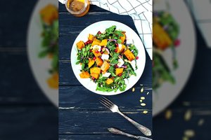 Salotos su keptais moliūgais: tobulas lengvas pietų patiekalas ar elegantiškas garnyras