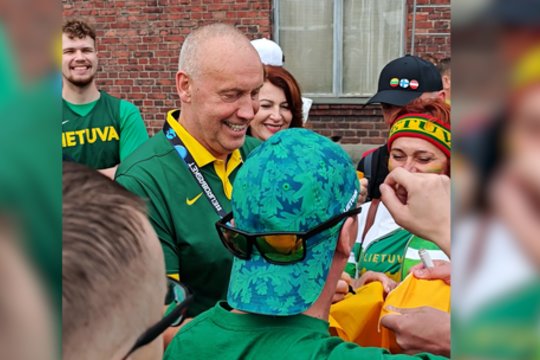 Nufilmavo ovacijų kupiną rinktinės pasitikimą: R. Kurtinaitis fanams negailėjo šmaikščių klausimų