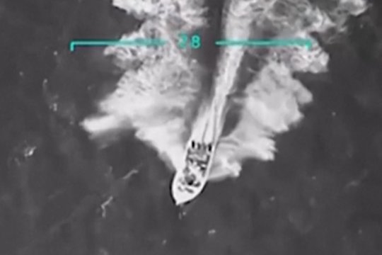 Plinta vaizdo įrašas, kaip JAV nukovė Venesuelos narkotikų laivą: žuvo 11 žmonių