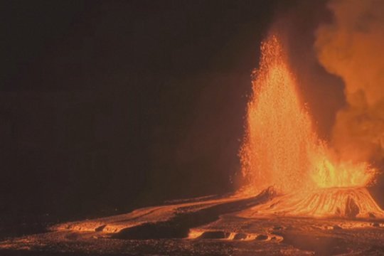 Kilauėja toliau demonstruoja jėgą: užfiksavo įspūdingai besiveržiančią lavą