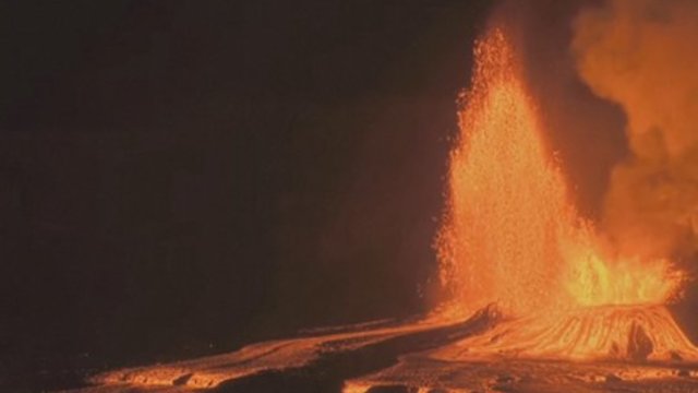 Kilauėja toliau demonstruoja jėgą: užfiksavo įspūdingai besiveržiančią lavą