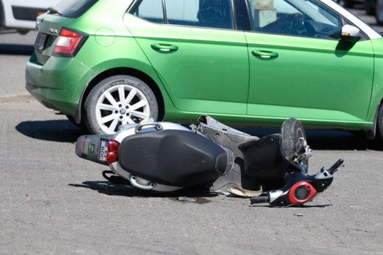 Palangoje automobilis susidūrė su motoroleriu – sužalotos dvi moterys
