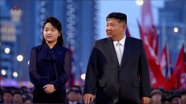 Kim Jong Uno dukra pirmą kartą viešai pasirodė užsienyje: vizitas į Kiniją sužadino spėliones
