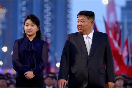 Kim Jong Uno dukra pirmą kartą viešai pasirodė užsienyje: vizitas į Kiniją sužadino spėliones