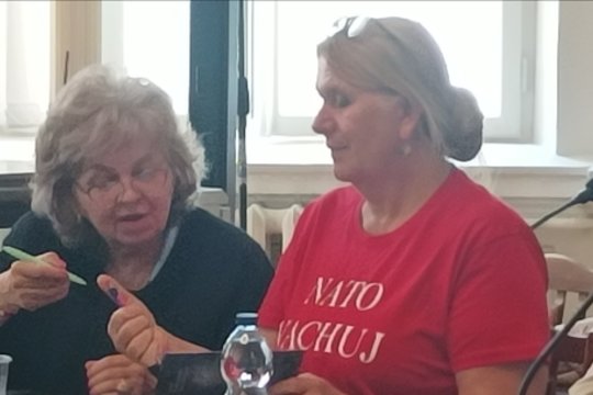 Teisme dėl veikimo prieš Lietuvą – E. Švenčionienės šou: atvyko su marškinėliais „NATO NA***J“