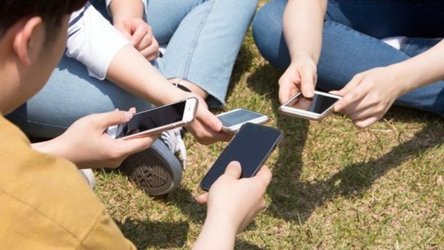 Siūlo pakeitimus dėl mobiliųjų telefonų naudojimo mokyklose: tai bus privaloma