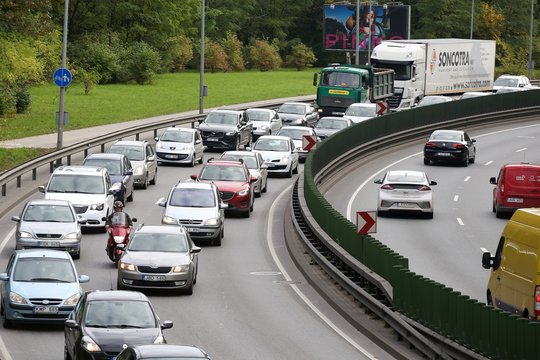 Vairuotojai Lietuvoje gali sulaukti naujo mokesčio: susimokėtų, kad stovi spūstyse
