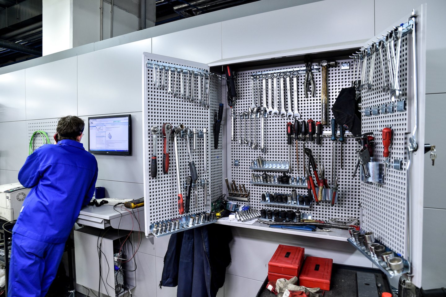 Pasakyti, kiek kainuos automobilio aptarnavimas ar remontas praktiškai neįmanoma, nes kiekvienas servisas gali pateikti skirtingą sąmatą, kuri gali skirtis netgi kelis kartus.<br>V.Ščiavinsko nuotr.