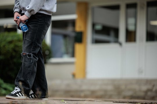 Konfliktas sostinėje: dėl baltarusio moksleivio – kritikos strėlės direktorei, ši paleido ir savų