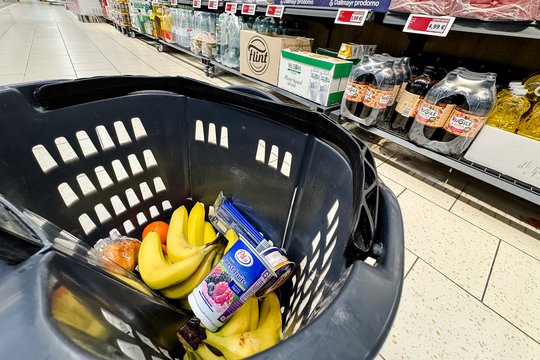 Parduotuvėse – detektyvas dėl galimai sugedusio sūrio: „Vos parsinešus namo gali jausti, kad skonis ne toks“