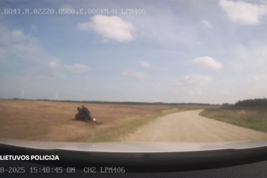 Pavojingos gaudynės Telšių rajone: neblaivus, be teisių motociklininkas bandė pabėgti nuo pareigūnų