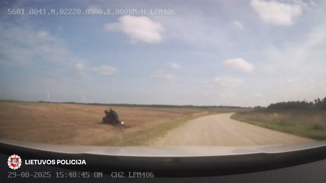 Pavojingos gaudynės Telšių rajone: neblaivus, be teisių motociklininkas bandė pabėgti nuo pareigūnų