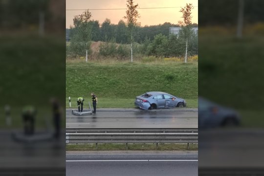 Dviejų automobilių susidūrimas Vilniuje: „nukošė“ stulpą, į ligoninę išvežta moteris