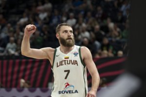 Traumų sūkuryje Lietuvos puolėjas parodė į savo riešą: kaip tėškėsi, girdėjo visa arena