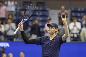 J. Sinneris be didesnio vargo žengė į „US Open“ pusfinalį