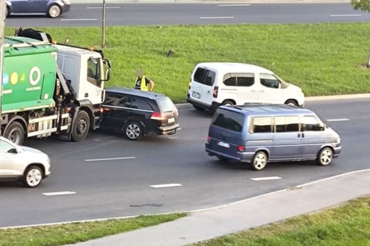 Kaune į avariją vėl pateko „Kauno švaros“ šiukšliavežė