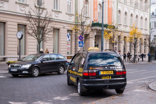 Tarnyba įspėjo neregę su šunimi vedliu vežti atsisakiusius „Uber“ vairuotojus