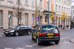 Tarnyba įspėjo neregę su šunimi vedliu vežti atsisakiusius „Uber“ vairuotojus