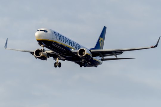 Įsigalioja naujos „Ryanair“ taisyklės: keliauti jau galima su didesniu rankiniu bagažu