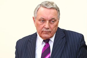 Ligoninės direktorių papirko dovana dukrai: kyšis – brangus automobilis