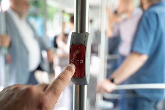 „Spaudi, bet niekas taip ir nevyksta“: paaiškino, kodėl Vilniaus viešajame transporte neveikia STOP mygtukai