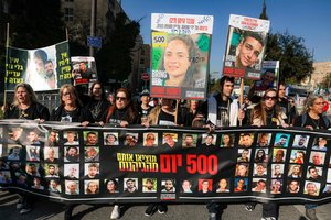 Įkaitų artimieji maldauja Izraelio sutikti su susitarimu, kuriam jau pritarė „Hamas“