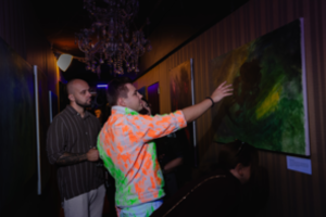 Vilniuje – neeilinė paroda: atlikėjas Deividas Dubinovas–Deivizo paspruko su paveikslu