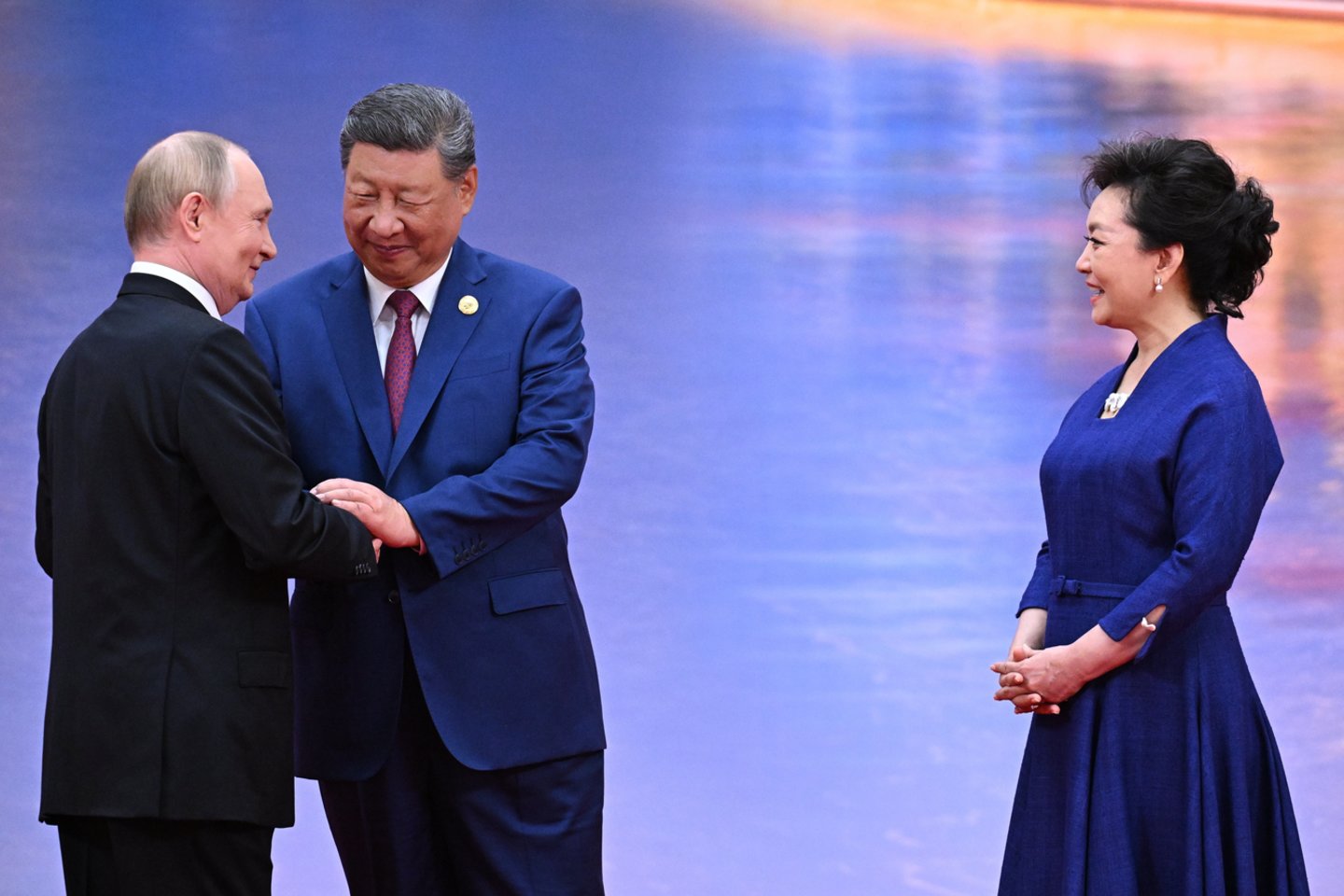 Xi Jinpingas su žmona pasitinka V. Putiną.<br>EPA-ELTA nuotr.