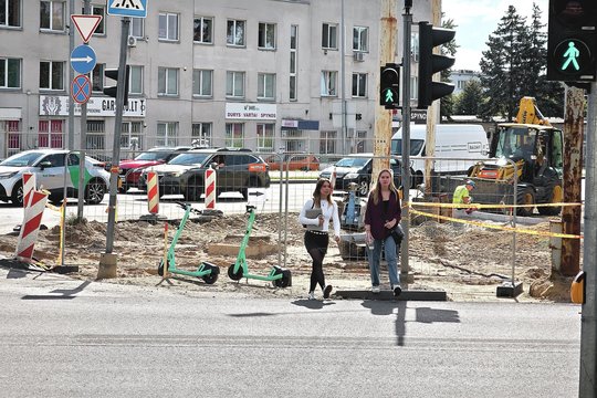 Dirba paskubomis, o paskui tenka ardyti: vilniečiai pyksta dėl chaotiško gatvių remonto