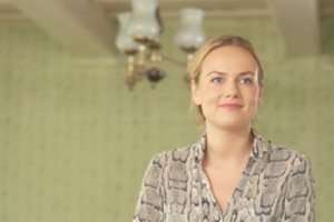 Dovilė Kundrotaitė pradeda dvigubą gyvenimą: filmavimo aikštelė ir mokyklos klasė