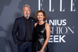 Vilniaus mados savaitėje Rimui Bružui kompaniją palaikė nauja mylimoji