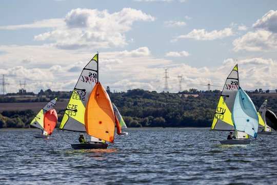 Lietuvos jaunieji buriuotojai dalyvavo „RS Feva“ Europos taurėje Čekijoje