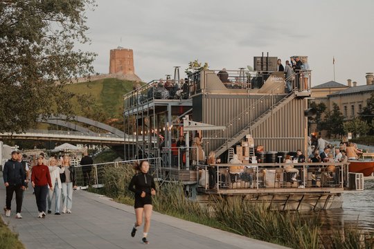 Neries pakrantėje – vakarietiška dvasia alsuojantis baras: kokteiliais ir muzika kviečia mėgautis ant vandens