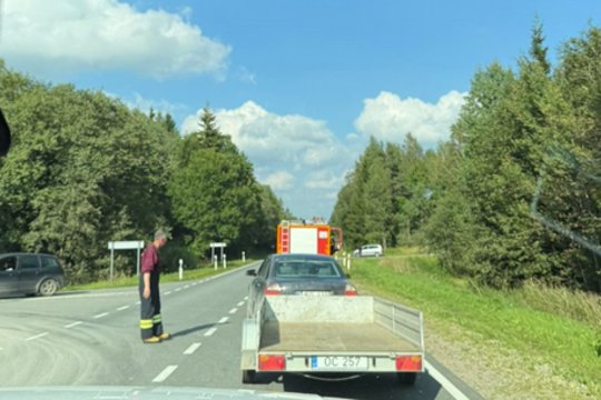 Baisus sunkvežimio ir „Nissan“ susidūrimas Plungės r.: žuvo moteris, kūną iš nuolaužų traukė ugniagesiai