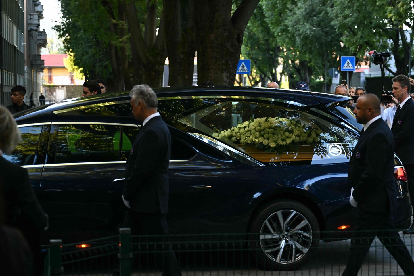 Milane prasideda viešas atsisveikinimas su mados legenda Giorgio Armani.<br> AFP/Scanpix nuotr.
