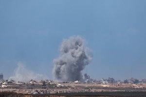 Izraelio kariuomenė Gazos gyventojus perspėjo skubiai išvykti į „humanitarinę zoną“