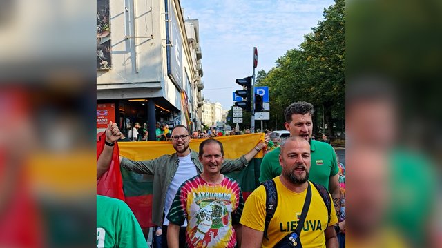 Lietuvos vardas skamba Rygos gatvėse: pamatykite, kokios emocijos prieš mačą su latviais