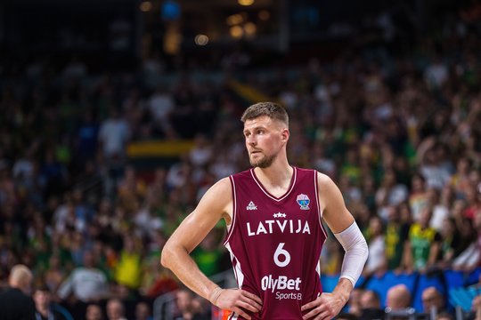 K. Porzingis nusilenkė prieš lietuvius, R. Lomažas kalbėjo apie neteisingus teisėjų sprendimus