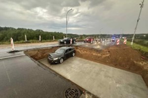 Girtutėlio vairuotojo „Opel“ Jurbarke įkrito į duobę ant tilto