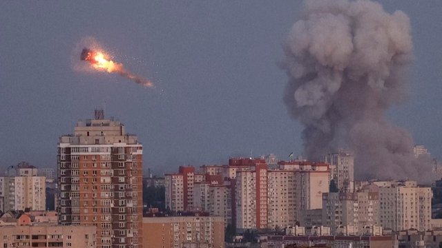 Kruvina rusų ataka Kyjive: skaičiuojamos aukos ir sužeistieji