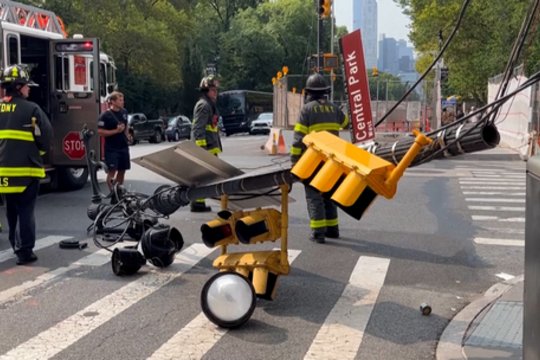 Nelaimingas incidentas Niujorke: sunkvežimio nuverstas šviesoforas nukrito ant pėsčiųjų